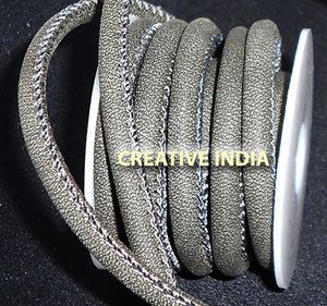 Cordons en cuir ronds vert Olive de haute qualité cousus Double face pour l'artisanat de bracelet à bricoler soi-même et autres accessoires de bijoux Offre Spéciale - Product Image 1