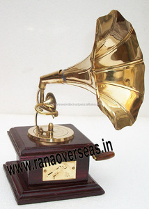 Gramófono con incrustación de latón, madera, con base cuadrada - Product Image 2