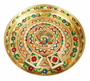 Assiette décorative en laiton Meenakari de style paon / Thali de Puja - Meena doré avec 2 verres (9 pouces x 9 pouces x 0,75 pouces) - Product Image 2