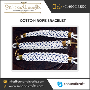 L'art du bracelet en corde de coton blanc fait main, attrayant et tendance - Product Image 1