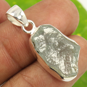 Aguamarina natural, piedra preciosa áspera, ajuste de bisel religioso, colgante solitario hecho a mano de Plata de Ley 925 - Product Image 1