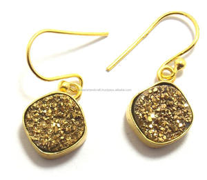 ต่างหูห้อยทรงหมอนประดับพลอยดรูซี่สีทอง ชุบทองบนเงินแท้ ของขวัญแต่งงานสุดคลาสสิกสำหรับเธอ - Product Image 1