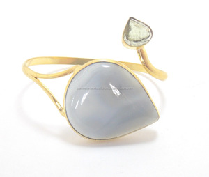 Calcédoine bleue Gemstone Fashion Bracelet Bracelet fait à la main en forme de poire avec placage à l'or réglable pour le confort et le style - Product Image 1