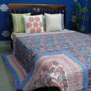 ผ้าห่มผ้าฝ้ายพิมพ์ลายบล็อกมือสีฟ้าทำด้วยมือโดยช่างฝีมือชาวอินเดียซักได้สำหรับใช้ในโรงแรม - Product Image 3