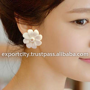 Mini boucles d'oreilles fleur en mousse de tiaré tahitien accessoires de mode - Product Image 1