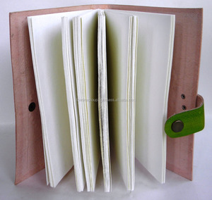 Journal en cuir vert foncé fait à la main de taille B5 avec fermeture à bouton Cadeau de style couverture rigide de conception traditionnelle pour les écrivains passionnés - Product Image 4