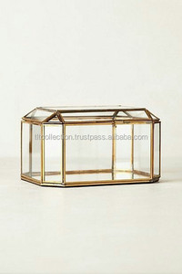 Boîte à bijoux en verre avec cadre et couvercle dorés pour le rangement et la présentation - Product Image 4
