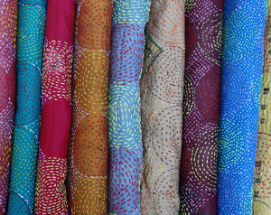 Foulards Kantha en soie ronds faits à la main Vintage Pure Stitch Wholesale Stole - Product Image 1