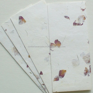Sobres de papel hechos a mano con pétalos de rosa - Product Image 1