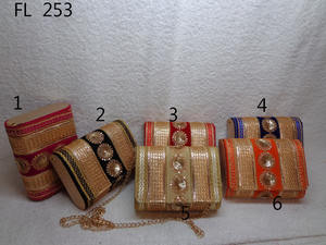 FL244 Pochette de soirée ethnique indienne pour femme, broderie classique éclatante, en coton/jute, avec rabat, pour mariée et fête - Product Image 3