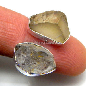 แหวนแต่งงาน/หมั้น ประดับพลอยเพรไนต์ ดีไซน์น่ารัก ทันสมัย ตัวเรือนเงินแท้ 925 ทรงสวมใส่สบาย ประดับเพชรแบบ Pave Setting สำหรับผู้หญิง - Product Image 2