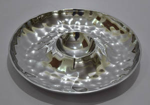 Plats et assiettes en métal martelé en aluminium IHA 35x35x5cm Collection Chip & Dip - Product Image 3