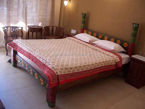 Lit industriel en bois massif, meuble de maison - Product Image 2