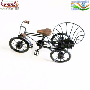 Modèle décoratif en métal miniature de vélo en fer forgé fait à la main pour la décoration de la maison, l'accent de table ou l'affichage à collectionner - Product Image 6