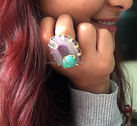 Bague de cocktail élégante et audacieuse en laiton plaqué or antique 22 carats, sertie de trois pierres d'agate ovale à quartz solaire dans un serti à griffes