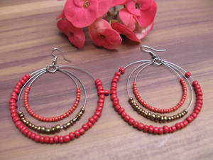 Pendientes Huggie de cuentas de agujero de árbol de moda para ocasiones de regalo - Product Image 1