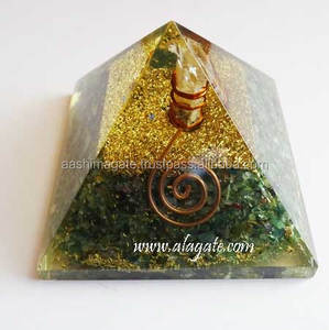 Pyramide d'orgone en mica vert Pierre semi-précieuse naturelle artisanale sculptée Feng Shui Méditation Orgonite Produit Pyramide de charge en cristal - Product Image 2
