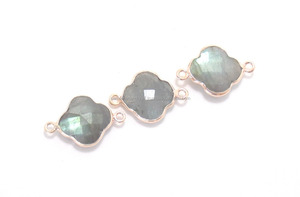 พลอยลาบราดอไรต์ธรรมชาติพร้อมขั้วต่อฝาปิดสองใบรูปใบโคลเวอร์ดีไซน์แบบแฮนด์เมดชุบทอง - Product Image 6