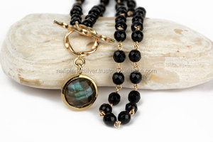Collier à pendentif en labradorite 925 en argent sterling avec lunette ronde et chaîne perlée en onyx noir pour cadeau ou mariage - Product Image 1