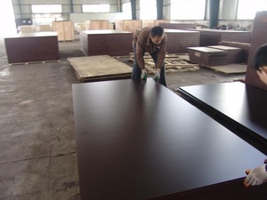 Contreplaqué filmé double face de haute qualité LD pour la construction et la conception industrielle, garantie 1 an, qualité supérieure, utilisation extérieure - Product Image 5