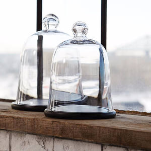 Ensemble de deux cloches décoratives, dôme en verre transparent avec Base en bois - Product Image 1