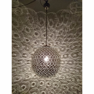 โคมไฟระย้าทรงกลมแบบแขวนสไตล์ร่วมสมัย รุ่น Zahereen B251 ทำจากเหล็กชุบเงิน ลายฟิลิกรีนแบบตะวันออก พร้อมจี้ห้อยรูปหางนกยูง - Product Image 3