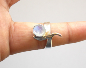 พลอยมูนสโตนสีรุ้งธรรมชาติพร้อมชุบเงินของขวัญแฟชั่นสำหรับเธอทรงกลมเครื่องประดับออกแบบแหวนแต่งงาน - Product Image 2