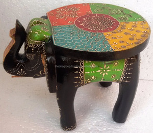 Mesa de centro de madera con diseño de elefante pintado a mano indio - Product Image 1