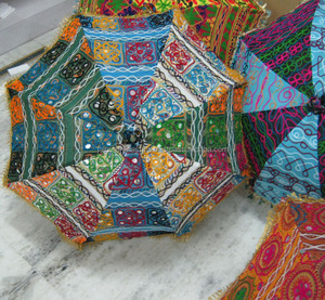 Paraguas de jardín Vintage tradicional bordado hecho a mano indio pequeño diseño plegable para adultos para uso en bodas y fiestas - Product Image 3