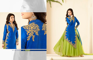 Robe de mariée indienne classique de maternité, coupe trapèze, bleue brodée, style Anarkali, avec jupe longue en mousseline verte, col en V et manches longues - Product Image 3
