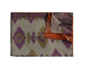 Jeté Kantha fait à la main de taille double couette Kantha en coton réversible vintage - Product Image 1