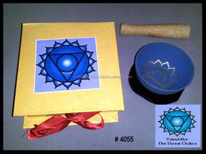 Bol chantant tibétain artisanal en bronze, mélange de sept métaux, pour le CHAKRA DE LA GÂCHE, son agréable pour la méditation, en emballage cadeau - Product Image 2