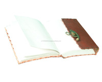 Cuaderno diario de cuero genuino hecho a mano y libro de bocetos o diario con solapa de bloqueo C de latón antiguo en la cubierta y páginas blancas en blanco