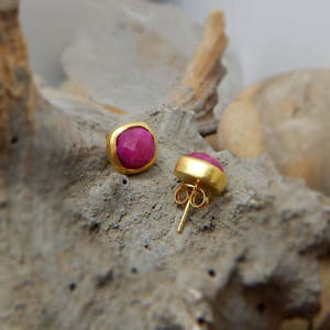 Pendientes de Plata de Ley 925 con Gema de Rubí Teñido, Regalo de Compromiso o Boda - Product Image 1