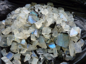 พลอยธรรมชาติ monzontse สีขาว