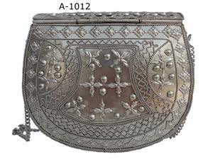 กระเป๋าคลัทช์ลายโมเสกปะการังวินเทจทำมือจากทองเหลืองอินเดีย รุ่น A1011 สีสันสดใส ขายดี ความจุ 1-1.9 ลิตร ช้อปปิ้งออนไลน์ในอินเดีย - Product Image 4