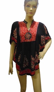 Vestido Boho de Algodón Bordado con Cuello en V, Sin Mangas, Corte Holgado, Largo Midi, Rojo y Negro, Patrón Geométrico, Volantes Hechos a Mano en el Dobladillo - Product Image 2