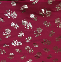 2025 nouvelle conception la plus vendue personnalisée jolie écharpe carrée en mousseline de soie en mousseline de soie dernières impressions de feuille de Rose pour l'hiver décontracté