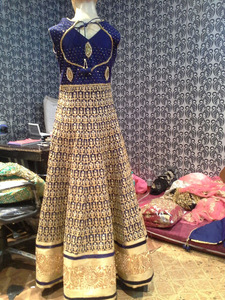 DESIGNER VERT MARIAGE VÊTEMENTS DE MARIAGE VELOURS ANARKALI SALWAR ROBE ROBE AVEC MANCHES COMPLÈTES LOURDE DAIMANDS BRODERIE TRAVAIL - Product Image 4