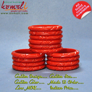 Bracelet vintage en bakélite sculptée en résine, fin, à motif floral noir - Product Image 5