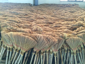 Beau balai de paille vietnamien avec manche long en bois - Product Image 5