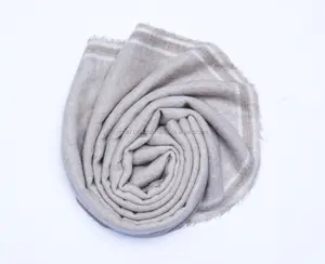 天然棕白相间的100% 纯羊绒围巾