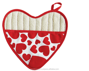 Manoplas divertidas para horno Hermosa manopla para horno en forma de corazón en color rojo con hermoso estampado de corazón al mejor precio - Product Image 1