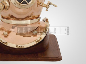 Casco de buceo de latón Mark V con base de madera, accesorio de película de estilo náutico pulido, coleccionable para decoración de mesa y hogar - Product Image 4