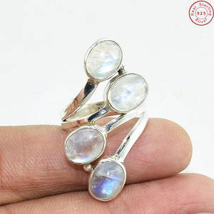 Étonnante bague en pierre de lune arc-en-ciel en argent sterling 925 avec un design classique au look élégant - Product Image 2