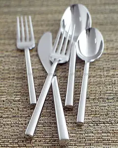 银色餐具套装两勺，2个叉子和一个贴面