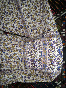 Robe longue en coton imprimé élégante et légère, avec des motifs floraux géométriques uniques, disponible à la vente - Product Image 6