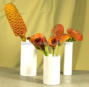 Florero cilíndrico de Metal con acabado blanco de Venta caliente para el hogar y la boda florero de Metal decorado hecho a mano en la India - Product Image 1