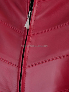 Veste en cuir matelassé rouge pour femmes Premium Varsity Style Vêtements d'extérieur décontractés confortables pour l'automne Fabriqué au Pakistan - Product Image 4