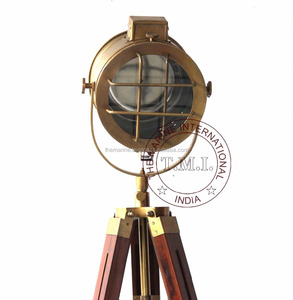 Projecteur en laiton nautique antique de style marin moderne avec trépied en bois brun Projecteur LED décoratif de ferme élégant - Product Image 3